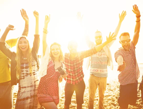 Amigos pasando tiempo juntos en la playa — Foto de Stock