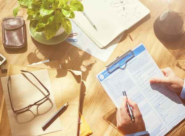 Hombre de negocios escribiendo en cuaderno — Foto de Stock