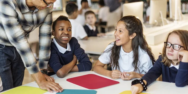 Teacher having lesson with pupils — Stock fotografie