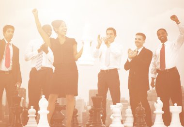 iş adamları ile satranç kutluyor