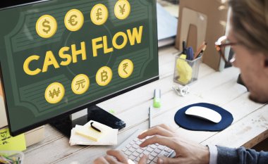 Ofiste bilgisayarla çalışan iş adamı