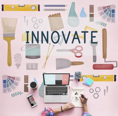 Yenilik tabloyla üstünde laptop