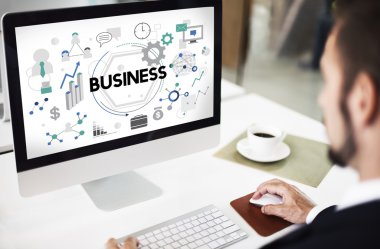 bilgisayarda çalışan adam