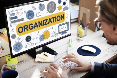 Ofiste bilgisayarla çalışan iş adamı