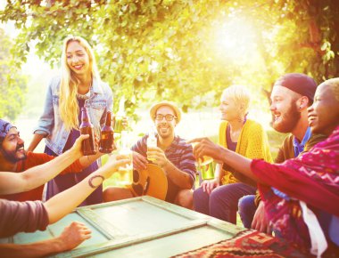 Arkadaşlar birlikte takılıyor.