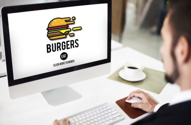 bilgisayarda çalışan adam