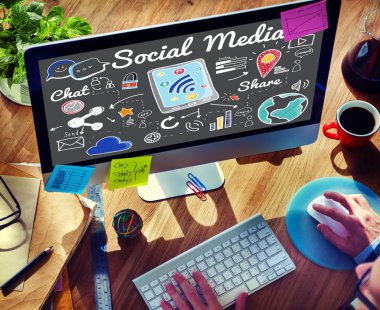 Bilgisayar kullanan adam 