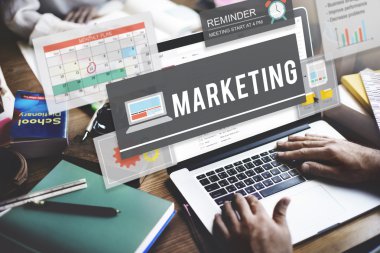 Studio dizüstü bilgisayar ile kadın