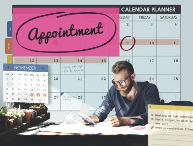 Belgelerle çalışan adam