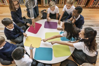 Grup Kitaplığı'nda okuyan çocuk