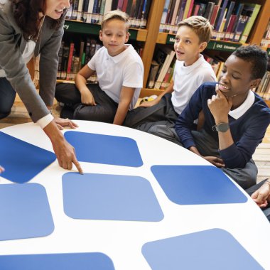 kadın öğretmen ders öğrenciler ile sahip