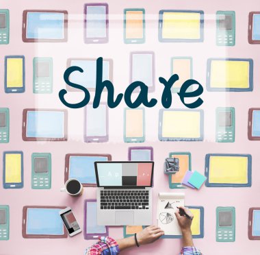 Payı ile masa üstünde laptop