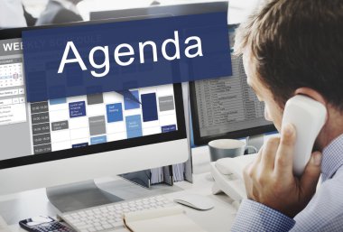 işadamı bilgisayarda gündemi ile çalışma