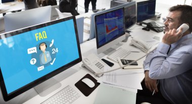 Bilgisayarda çalışan iş adamı