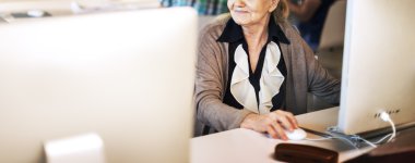 kadın bilgisayar sınıfında beyin fırtınası