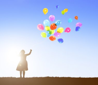 Renkli balonları olan kız