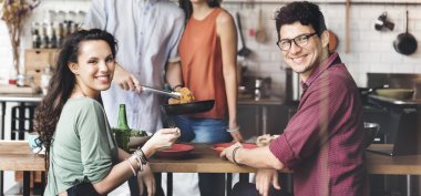 Arkadaşlar birlikte, vakit akşam yemeği var