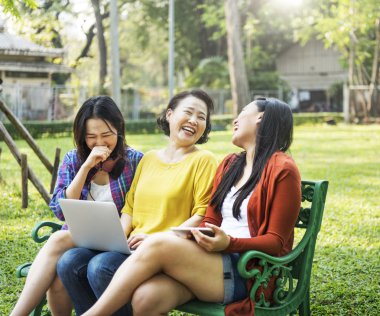  Anne ve çok güzel kızları