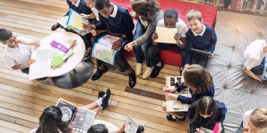 okulda ders sahip öğrenciler