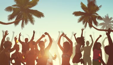 Mutlu arkadaş sahilde eğleniyor