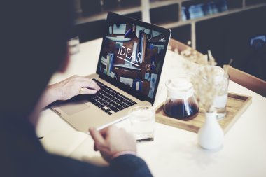 fikir kavramı ile dizüstü bilgisayar