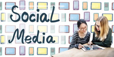 Tablet ile oturan kadın