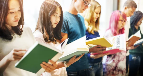 Studenten die boeken lezen — Stockfoto