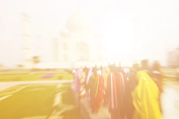 Persone che camminano attraverso Taj Mahal — Foto Stock