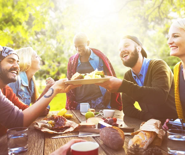 Vänner äta utomhus — Stockfoto