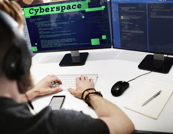 Affärsman som arbetar på dator med cyberspace — Stockfoto