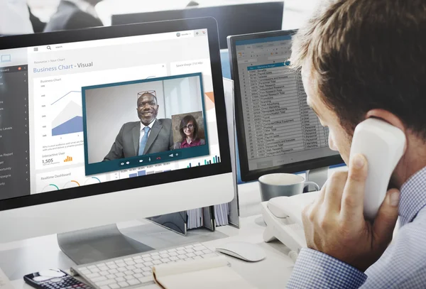 Vrouw die met een computer werkt — Stockfoto