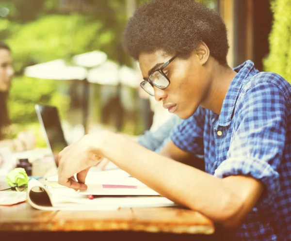 Studente africano utilizzando taccuino — Foto Stock