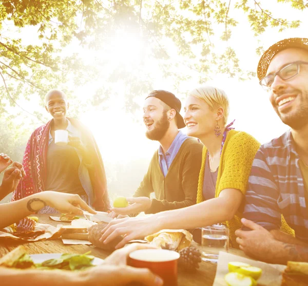 Amigos comendo ao ar livre — Fotografia de Stock