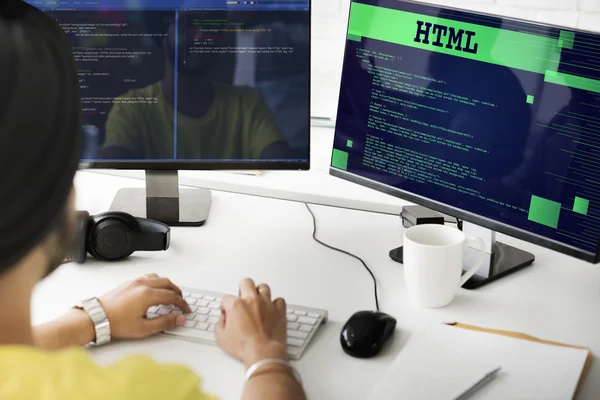 Бізнесмен, що працює на комп'ютері з html — стокове фото