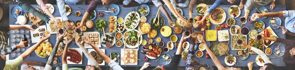 Gente disfrutando comida —  Fotos de Stock