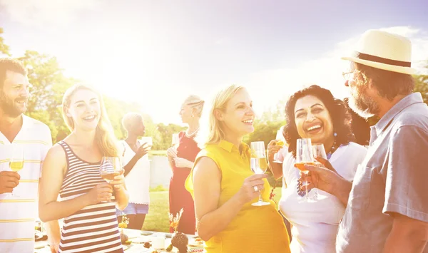 Vrienden drinken van dranken — Stockfoto