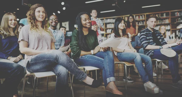 Compagni di classe in aula con lezione — Foto Stock