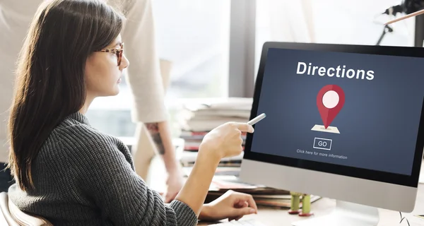 Mujer mostrando en monitor con dirección —  Fotos de Stock