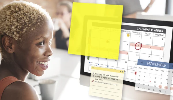 Empresária trabalhando no computador com calendário — Fotografia de Stock