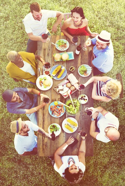 Amis traînant à la fête en plein air — Photo