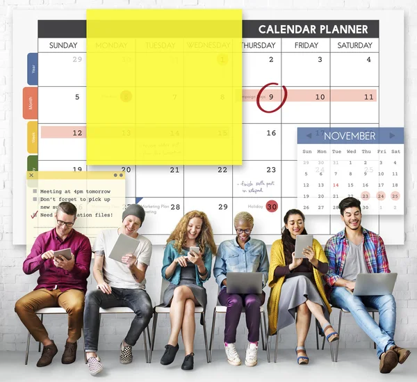 Люди и календарь — стоковое фото