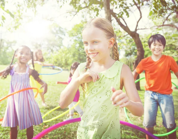 Barn leka med hula hoops — Stockfoto