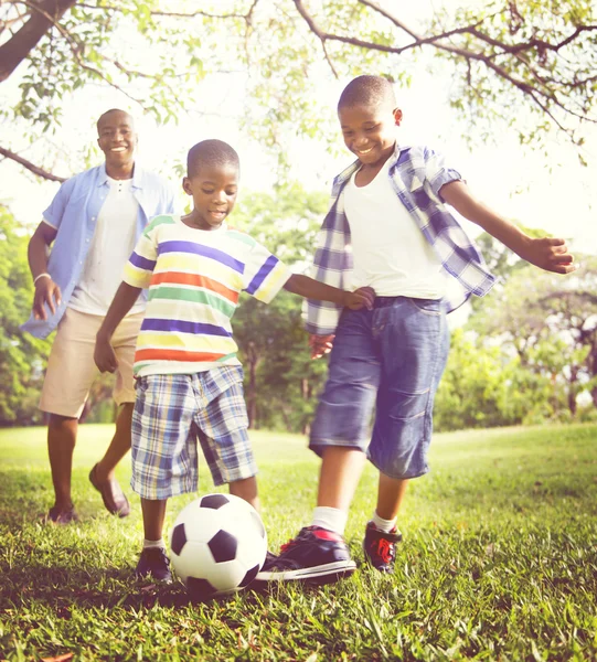 Père jouant au football avec des enfants — Photo