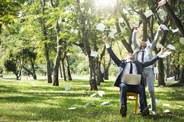 Gente de negocios posando en la naturaleza — Foto de Stock