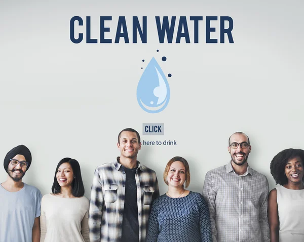 Diversidade pessoas com água limpa — Fotografia de Stock