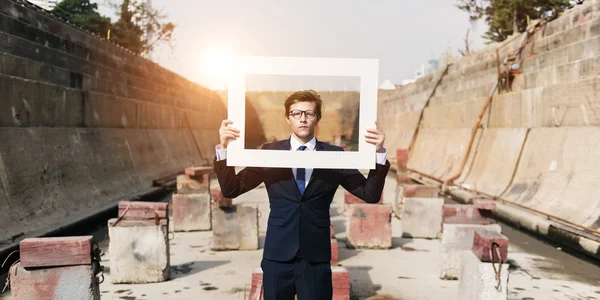 Geschäftsmann im Rahmenkonzept — Stockfoto