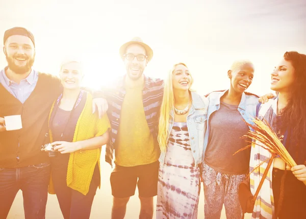 arkadaşlar birlikte ayakta 