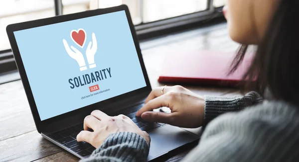 Mulher trabalhando no laptop com solidariedade — Fotografia de Stock