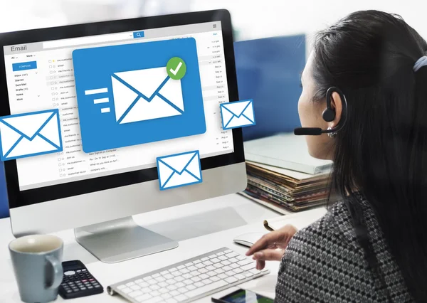 Businesswoman working on computer with mail — Stock Photo, Image