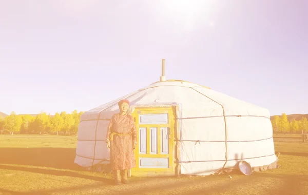 Moğolca Bayan çadır yakınındaki — Stok fotoğraf